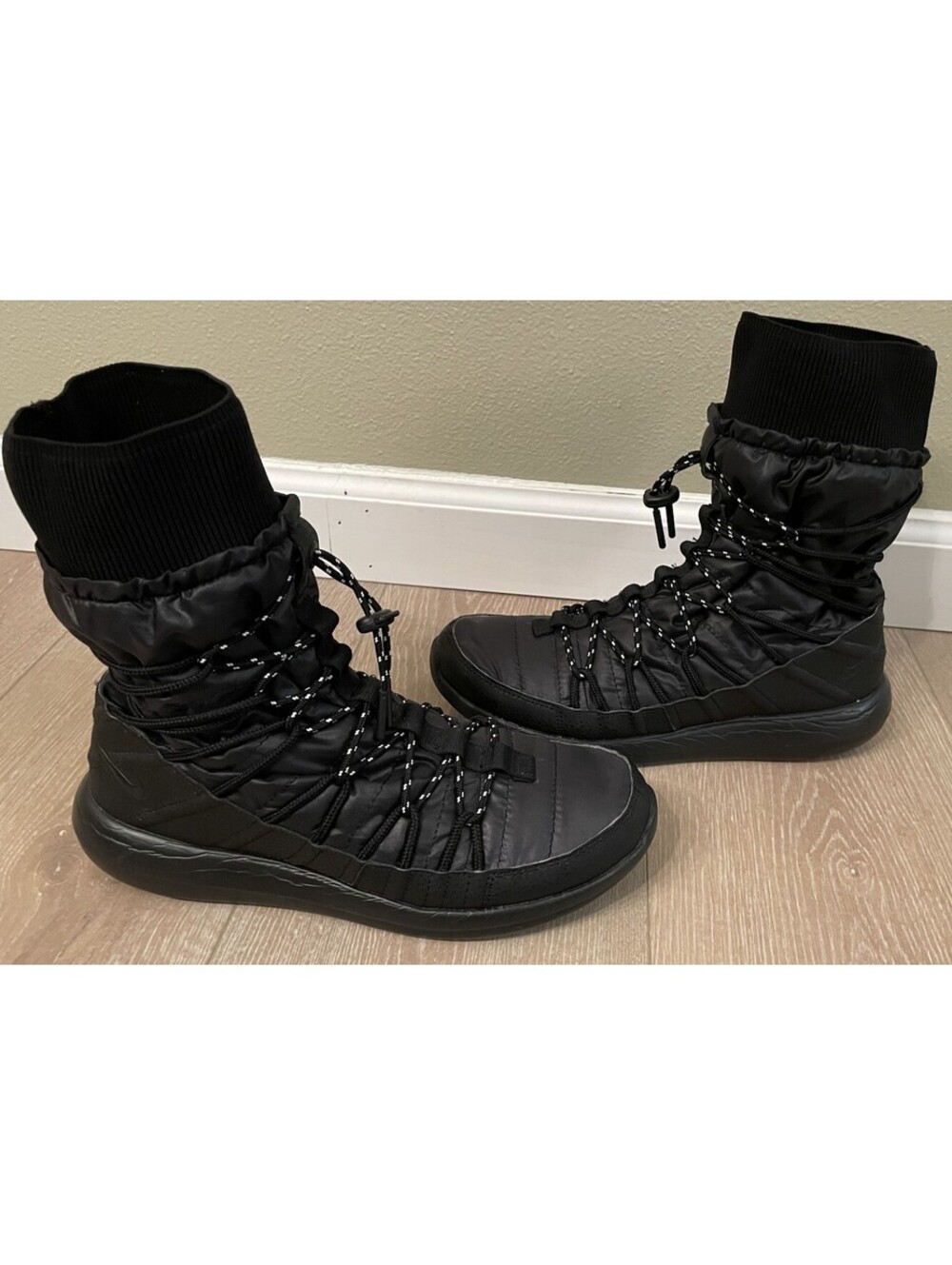 Women’s Nike Roshe 2 High Black Sneakerboot Size 8.5